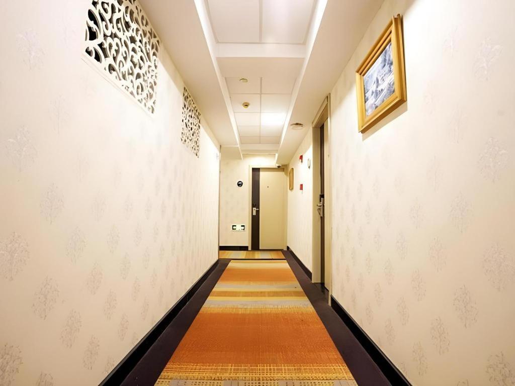 Hotel Shell Expo Changqing Road Metro Station 2*