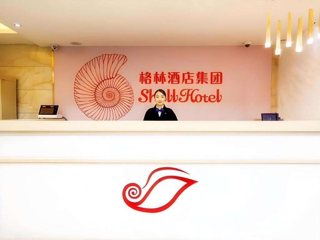 Shell Expo Changqing Road Metro Station 2*