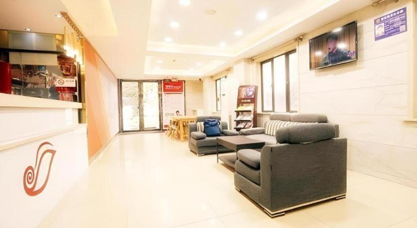 Hotel Shell Expo Changqing Road Metro Station 2*