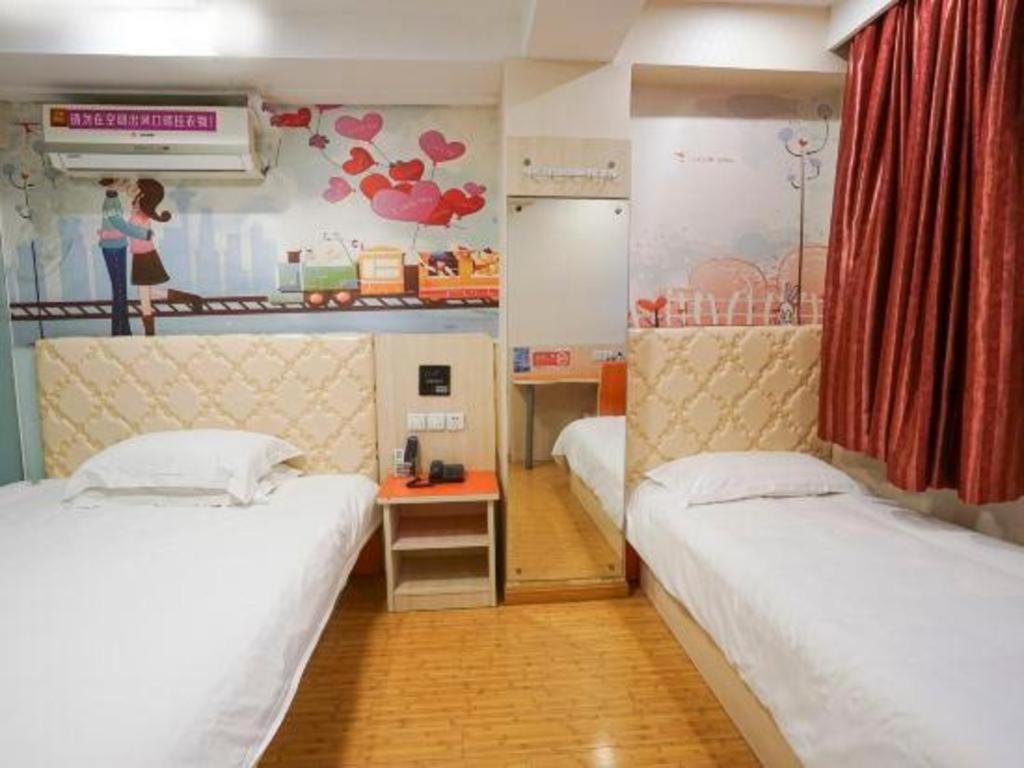 Shell Expo Changqing Road Metro Station Hotel