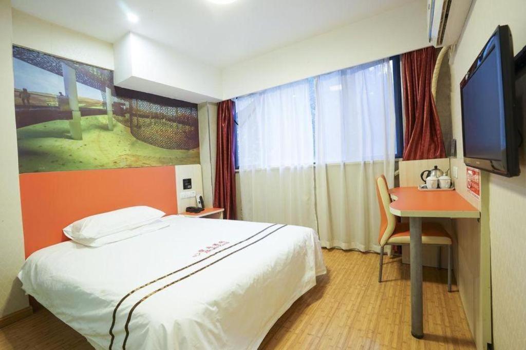 Shell Expo Changqing Road Metro Station Hotel 2*