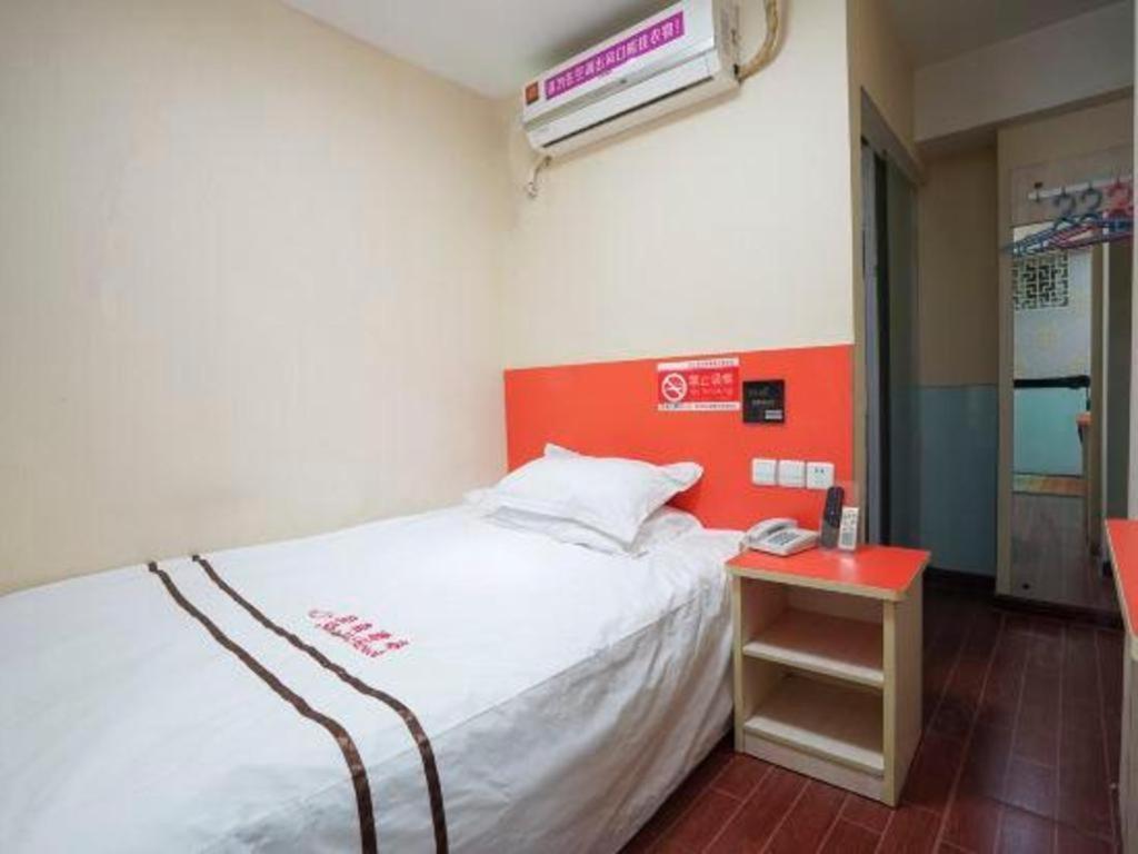 Hotel Shell Expo Changqing Road Metro Station 2*