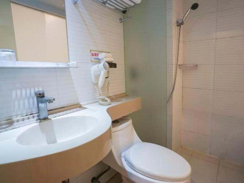 Hotel Shell Expo Changqing Road Metro Station 2*