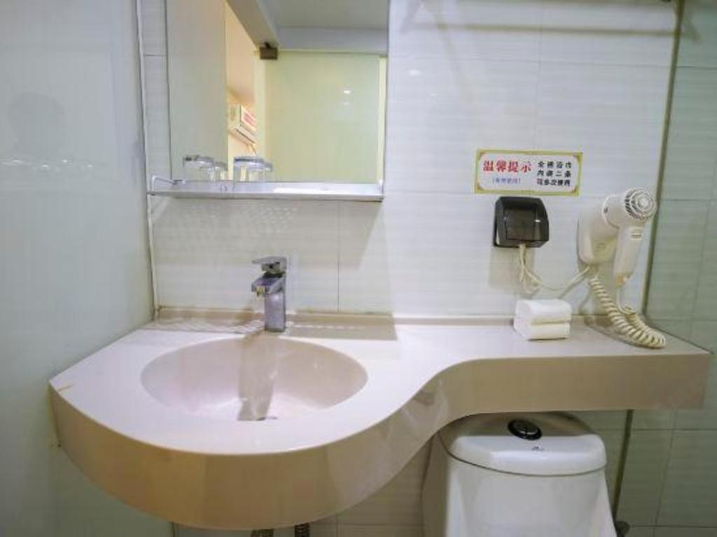 Shell Expo Changqing Road Metro Station 2*