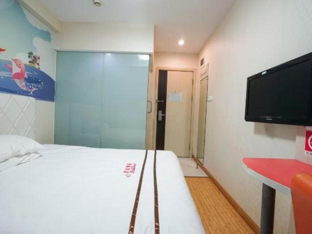 Hotel Shell Expo Changqing Road Metro Station