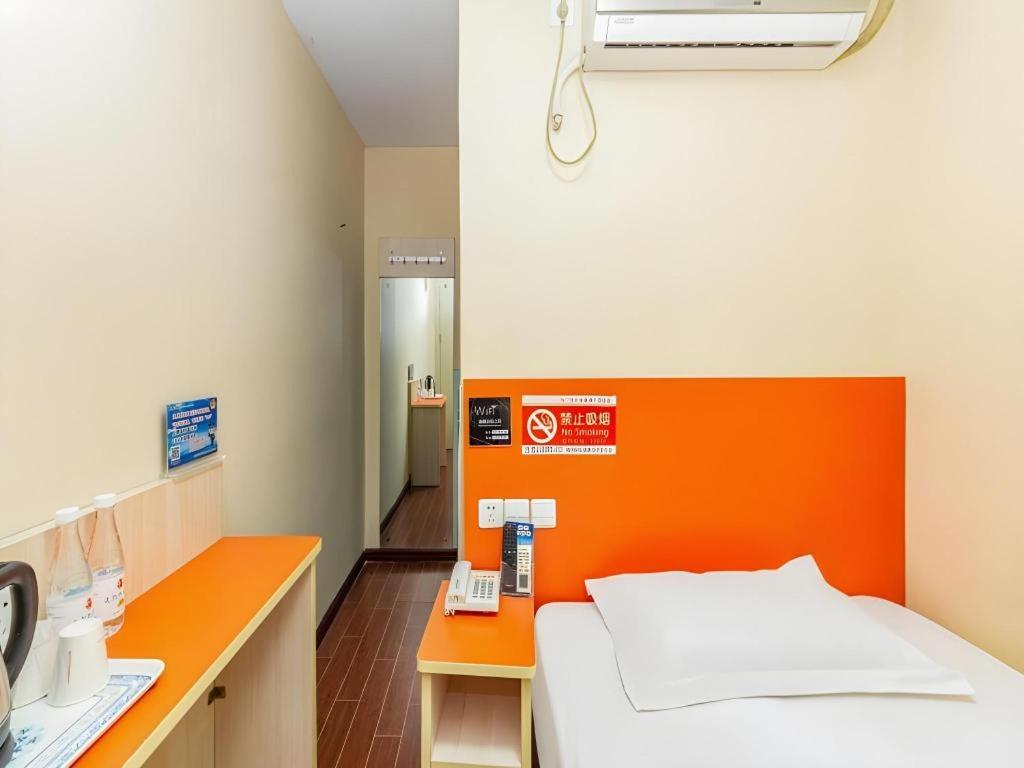 Shell Expo Changqing Road Metro Station Hotel 2*