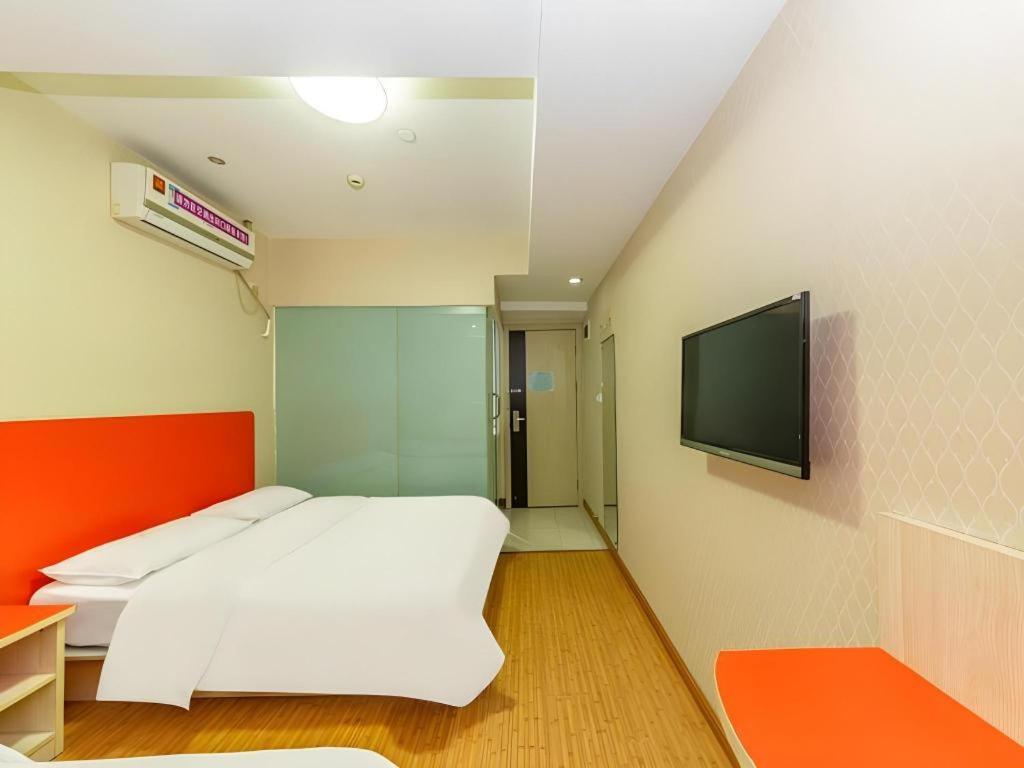 Shell Expo Changqing Road Metro Station Hotel 2*