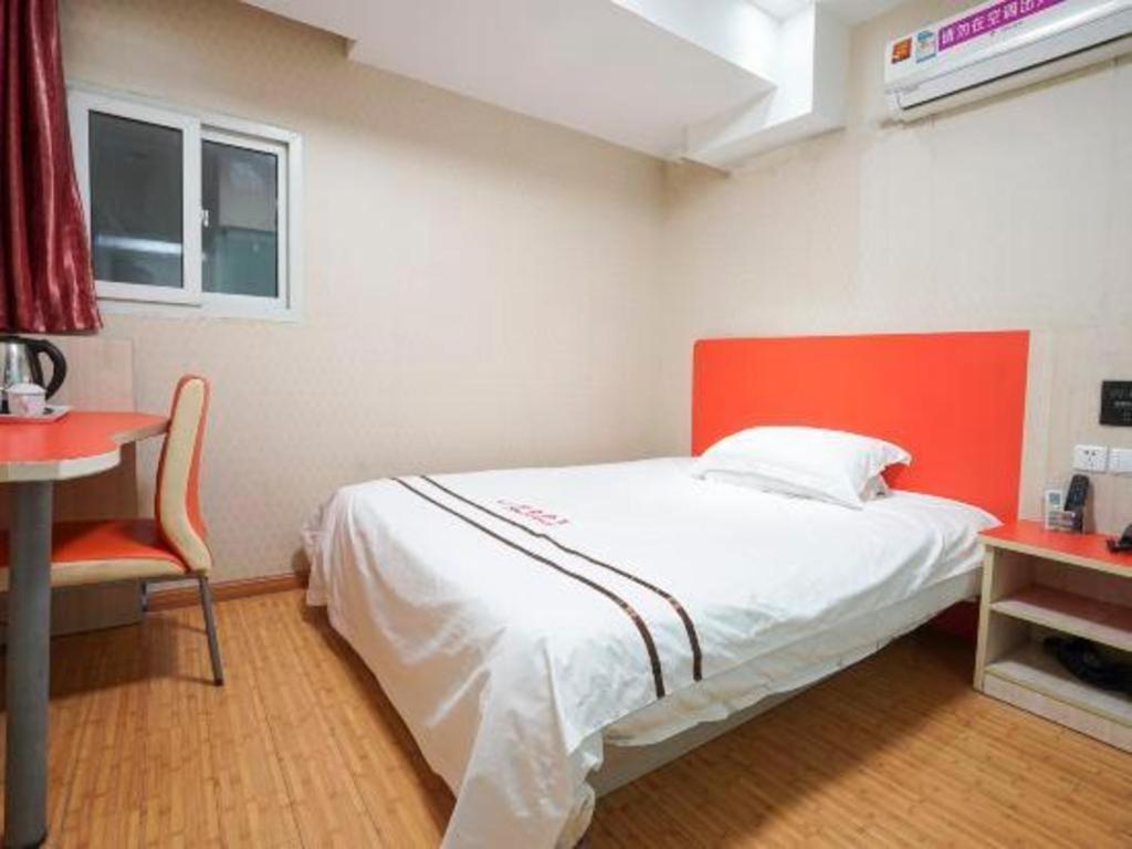Hotel Shell Expo Changqing Road Metro Station 2*