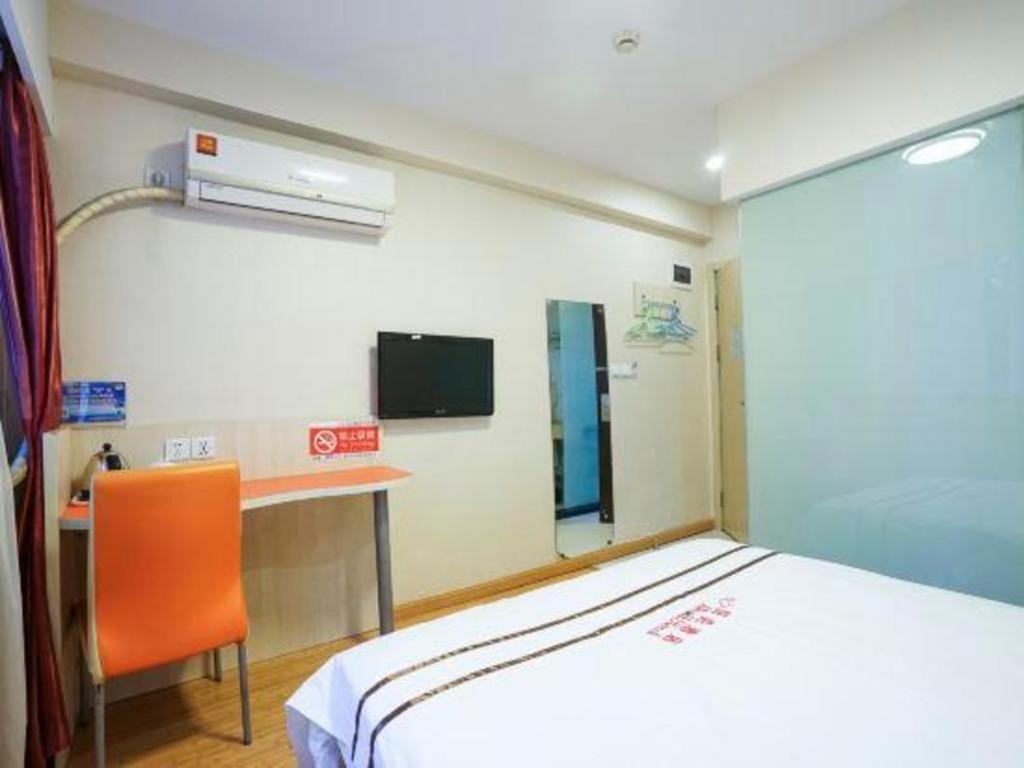 Hotel Shell Expo Changqing Road Metro Station