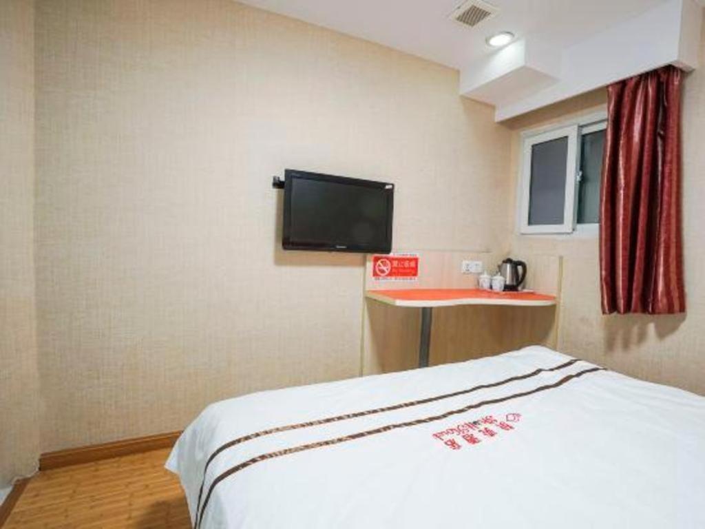 Shell Expo Changqing Road Metro Station Hotel 2*