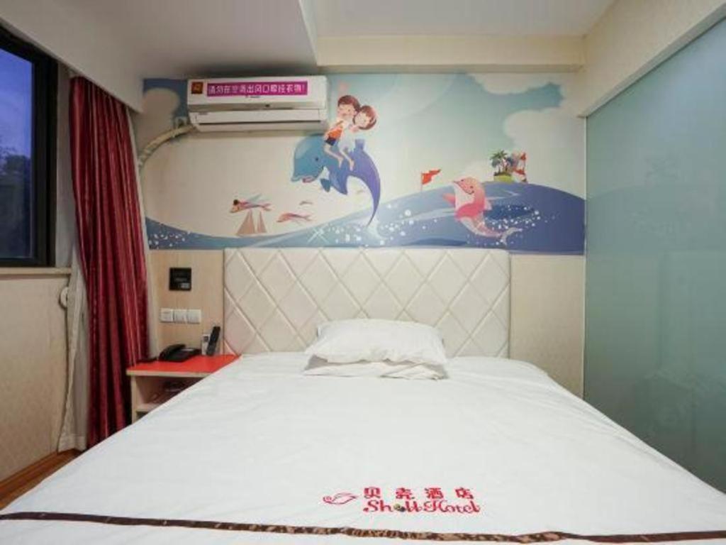 Shell Expo Changqing Road Metro Station Hotel 2*