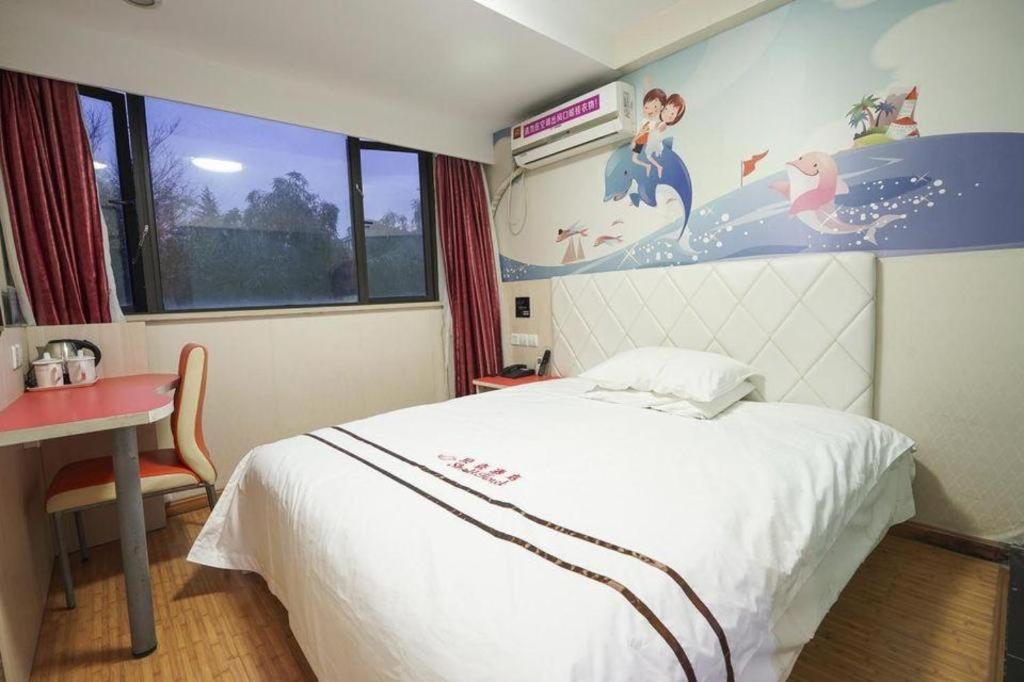 Shell Expo Changqing Road Metro Station Hotel