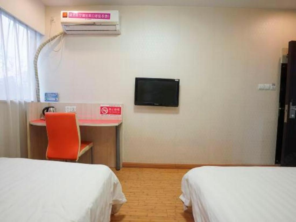 Shell Expo Changqing Road Metro Station Hotel 2*