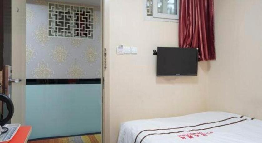 Shell Expo Changqing Road Metro Station Hotel 2*
