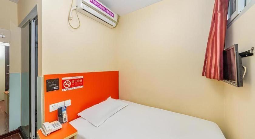 Shell Expo Changqing Road Metro Station Hotel 2*