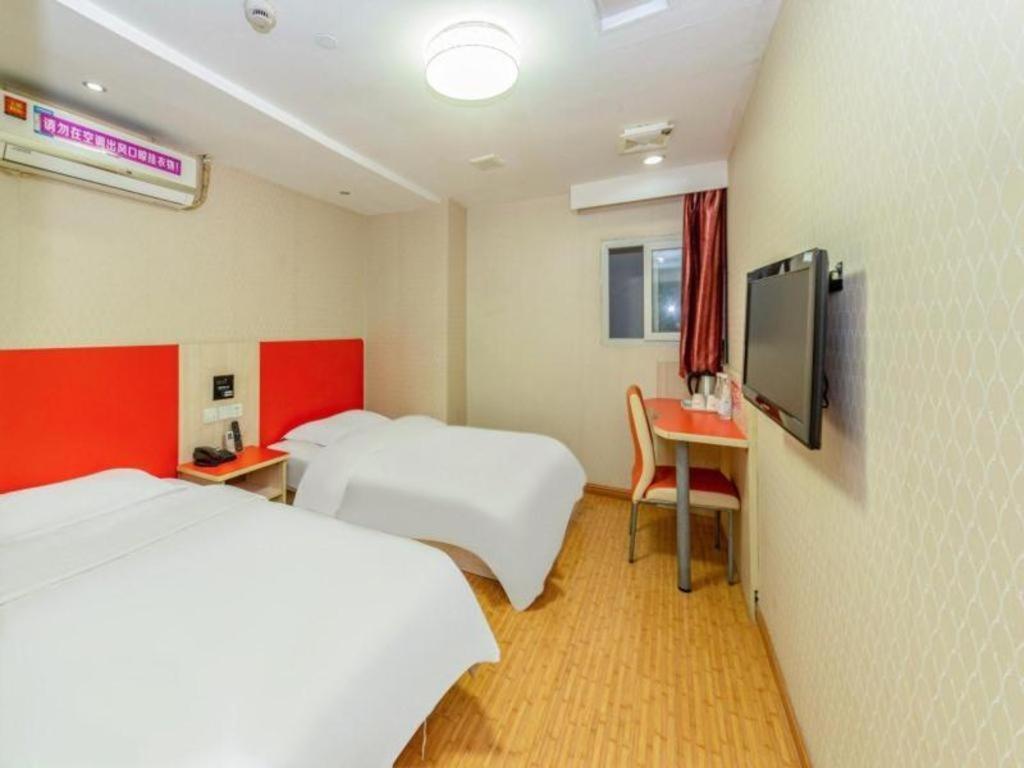 Shell Expo Changqing Road Metro Station Hotel 2*