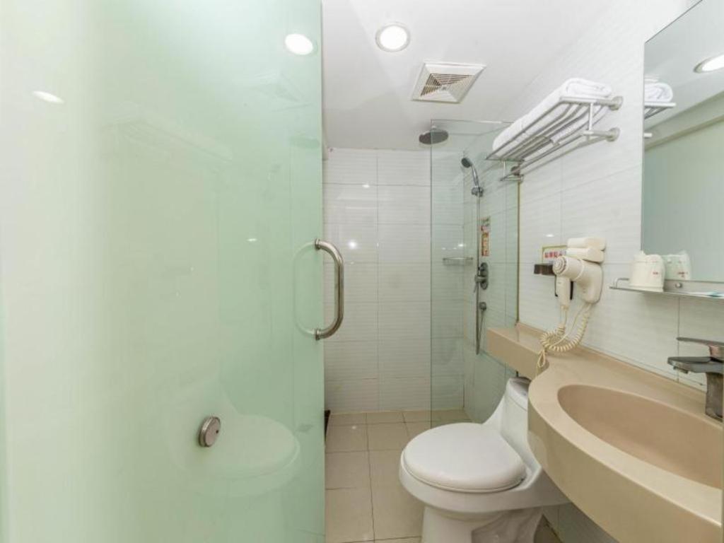 Hotel Shell Expo Changqing Road Metro Station 2*