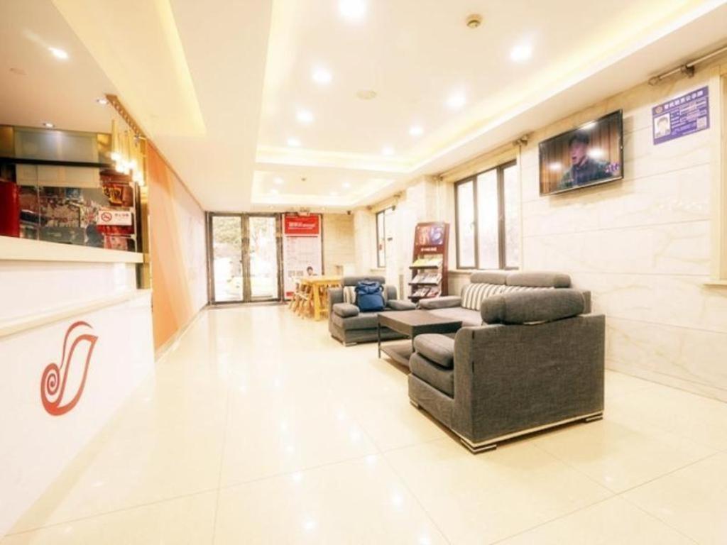 Shell Expo Changqing Road Metro Station 2*